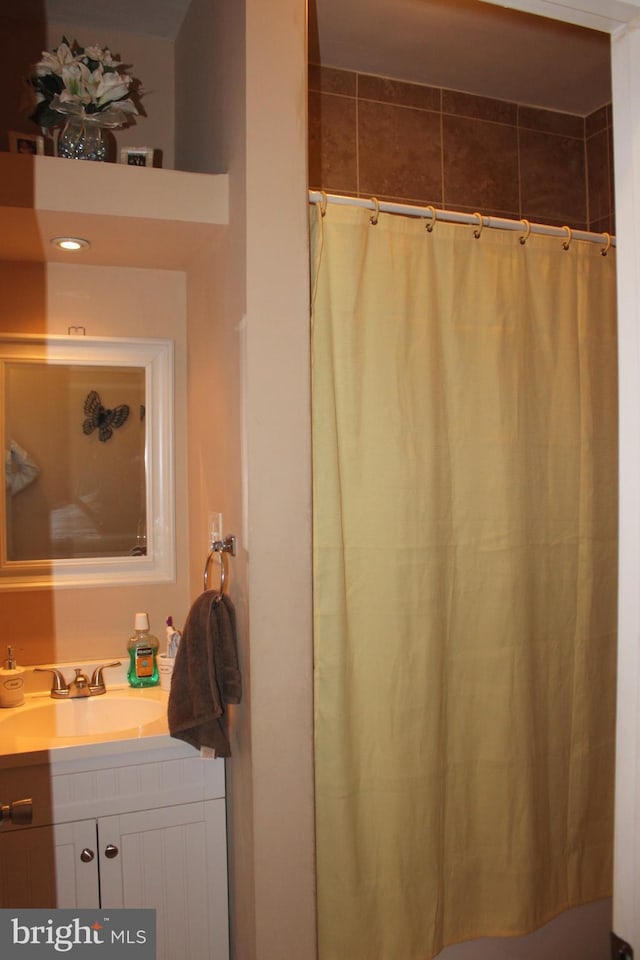 bathroom with a shower with curtain and vanity