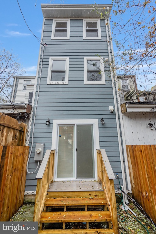 892 Lombard St W, Baltimore, MD 21201 - back of property featuring fence