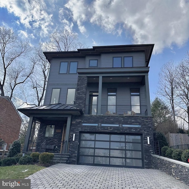 view of front of property featuring a garage