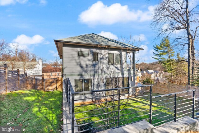 view of side of property featuring a lawn