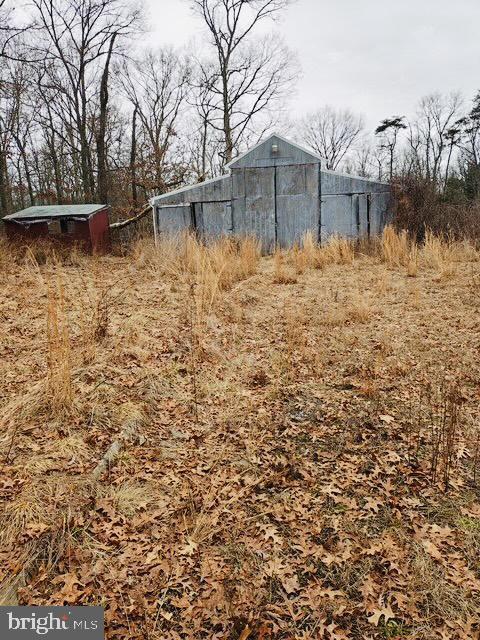 view of yard featuring an outdoor structure