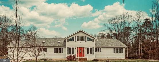 view of front of house featuring a front yard