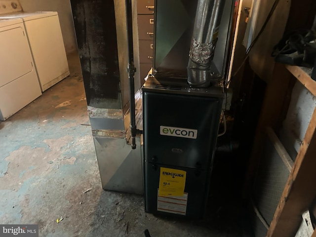 utility room featuring washing machine and clothes dryer