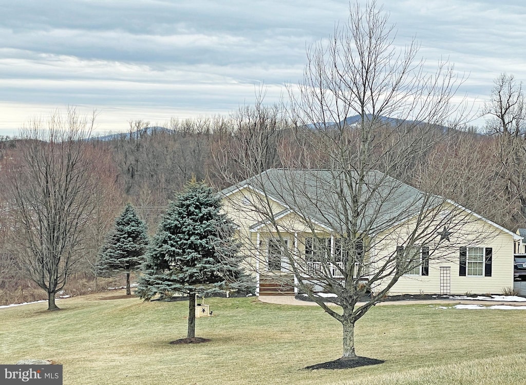 view of front of house with a front lawn