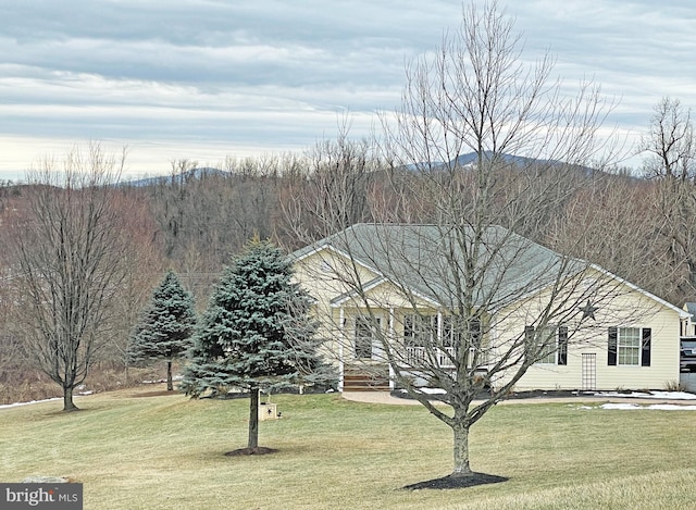 view of front of home featuring a front lawn