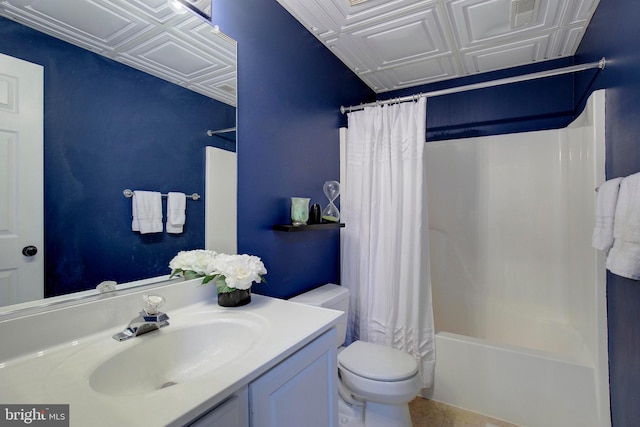 full bathroom featuring shower / tub combo with curtain, vanity, and toilet