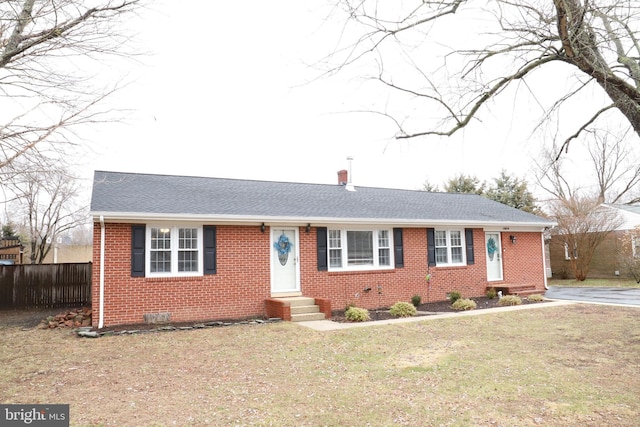 single story home with a front yard