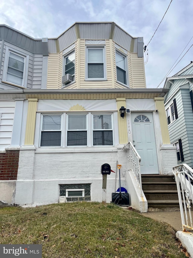 view of front of house featuring a front lawn