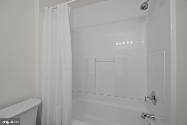 bathroom featuring toilet and shower / tub combo