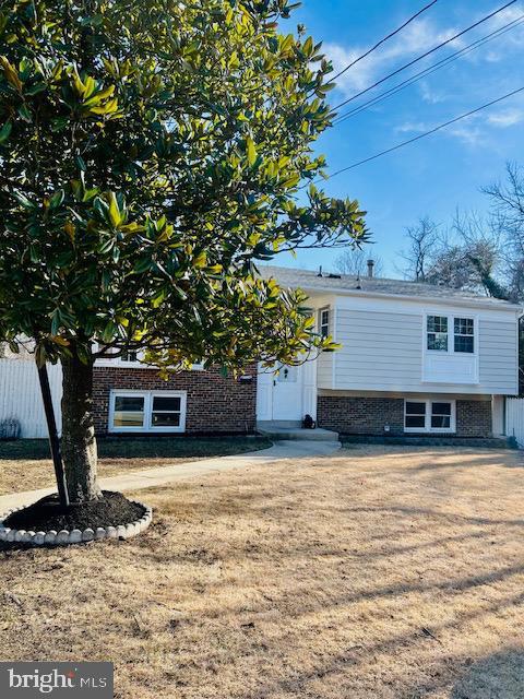 view of front of property with a front yard