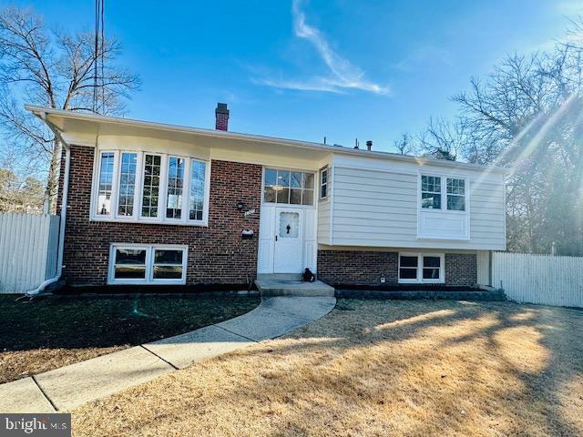 bi-level home featuring a front lawn