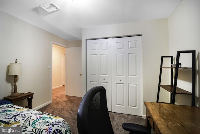 bedroom with a closet, visible vents, baseboards, and carpet floors