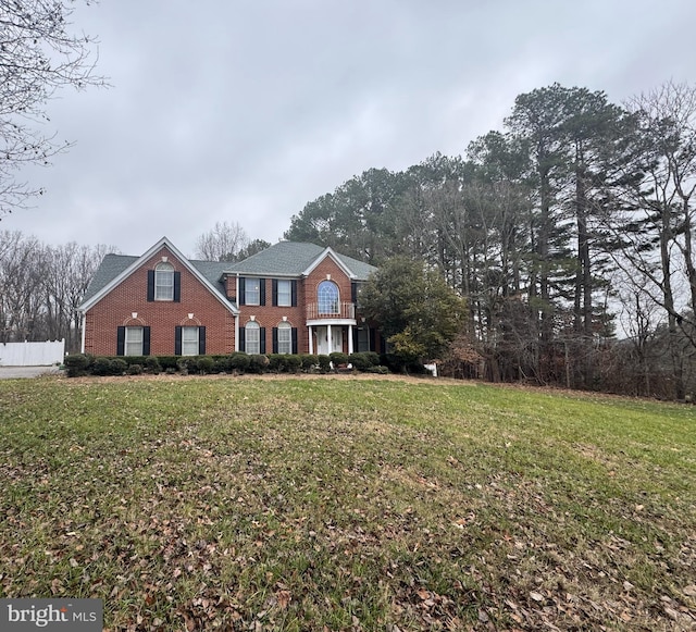 view of front facade featuring a front yard