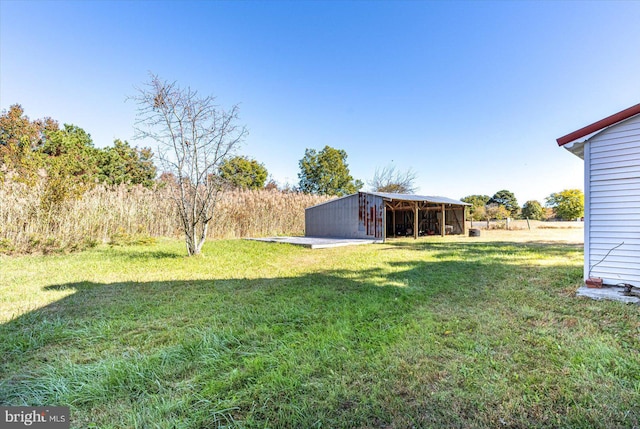 view of yard featuring an outbuilding