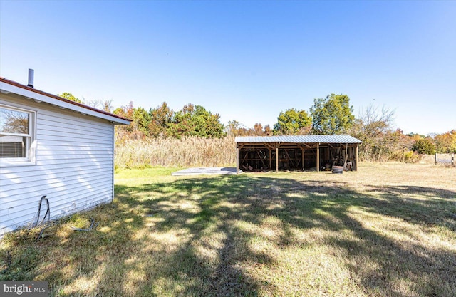 view of yard with an outbuilding