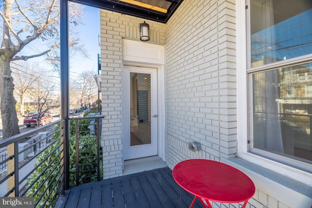 property entrance featuring a balcony