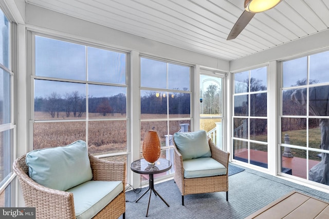 sunroom with ceiling fan