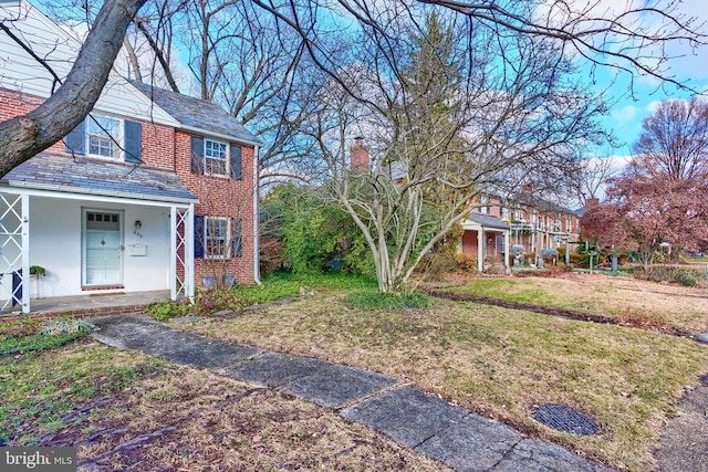 view of front of home featuring a front lawn