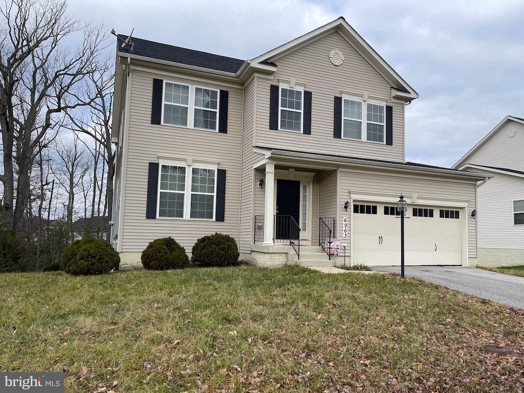 view of front of house featuring a front lawn