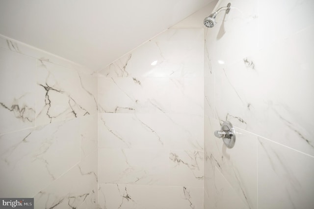 bathroom featuring tiled shower