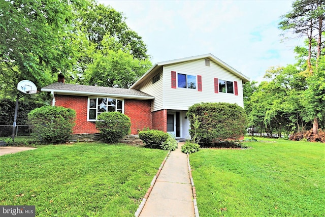 split level home featuring a front yard