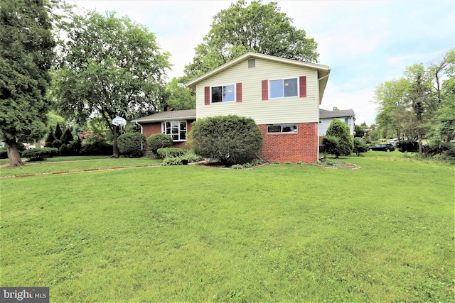 view of front facade featuring a front lawn