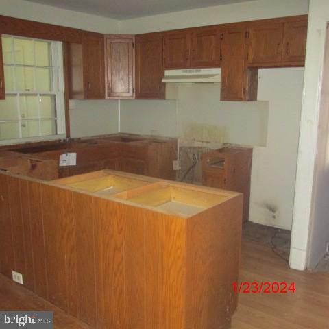 kitchen with wood-type flooring and kitchen peninsula