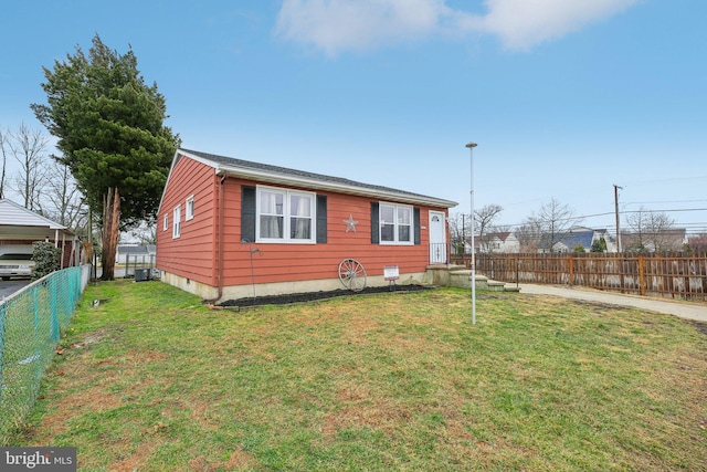 view of front of property featuring a front yard