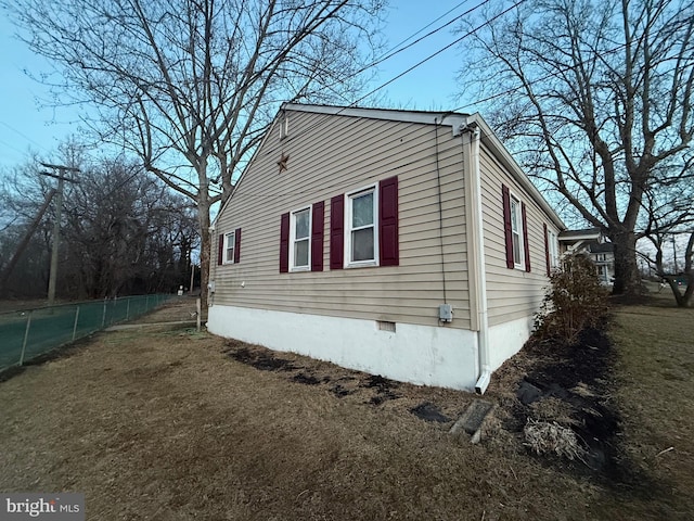 view of side of property featuring a lawn