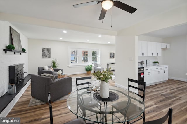 dining space featuring recessed lighting, light wood-style flooring, and baseboards