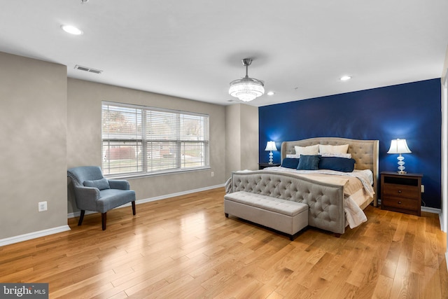 bedroom featuring light wood-type flooring, visible vents, baseboards, and recessed lighting