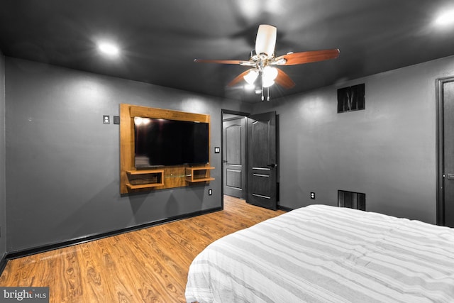 bedroom with ceiling fan, recessed lighting, wood finished floors, visible vents, and baseboards