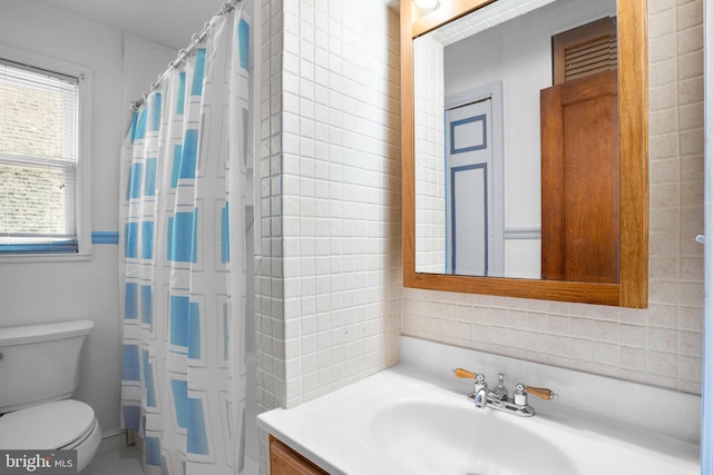 full bathroom featuring backsplash, a shower with shower curtain, vanity, and toilet