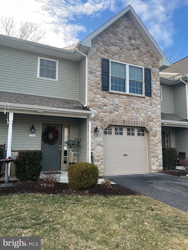 view of front facade featuring a garage and a front lawn