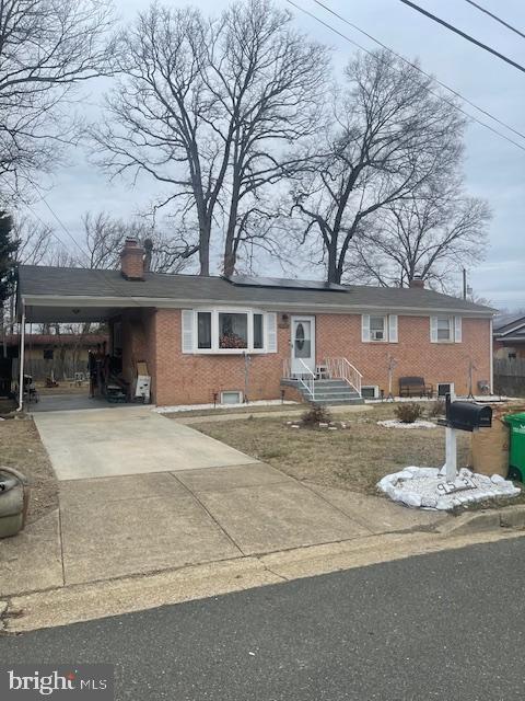 view of front of property featuring a carport