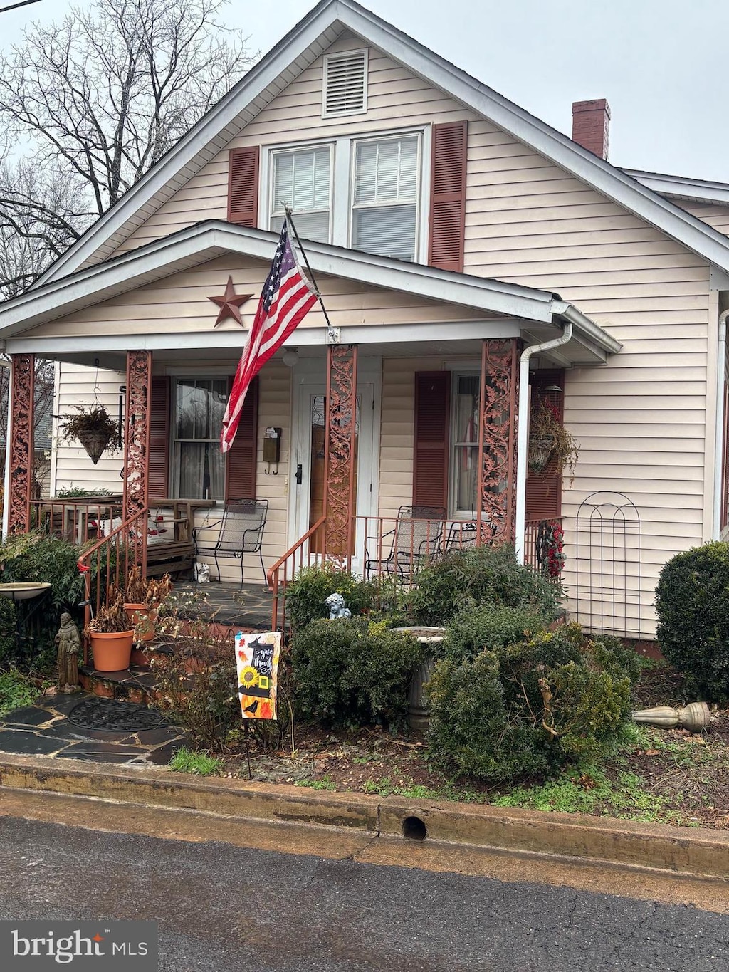 view of front of house featuring covered porch