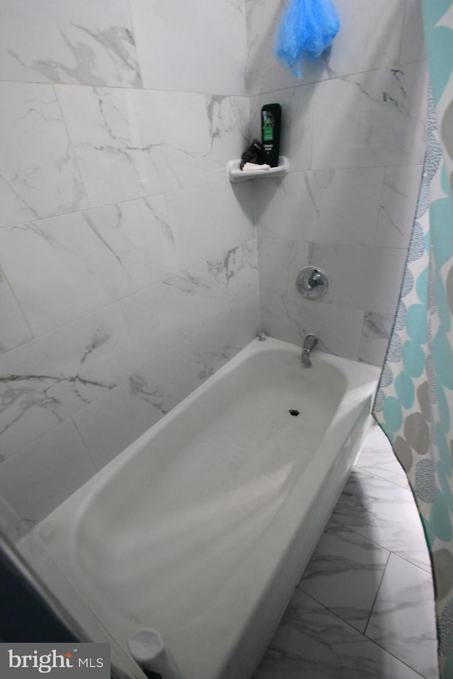 bathroom with shower / tub combo with curtain