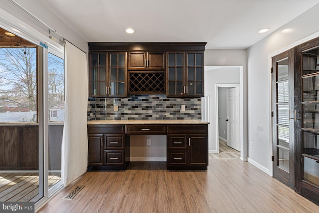 1762 Red Oak Ln, Waldorf, MD 20601 - bar featuring baseboards, built in desk, backsplash, visible vents, and light wood finished floors