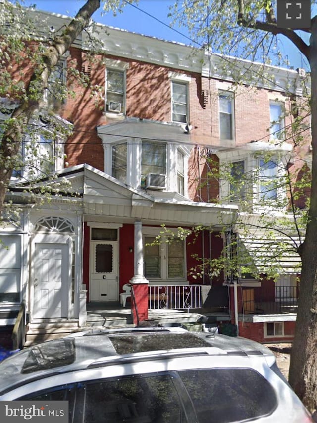 townhome / multi-family property featuring covered porch