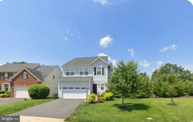 view of front of property featuring a front yard