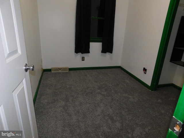 carpeted empty room featuring visible vents and baseboards