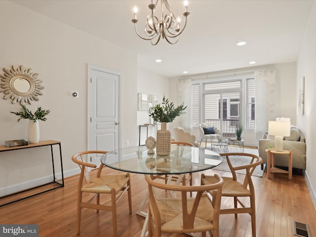 dining area featuring visible vents, light wood-style flooring, recessed lighting, baseboards, and a chandelier