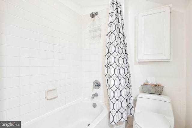 bathroom featuring shower / tub combo with curtain and toilet