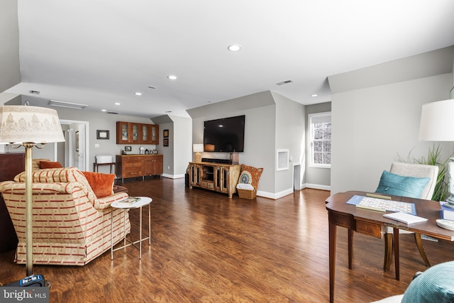 living room featuring baseboards, wood finished floors, visible vents, and recessed lighting