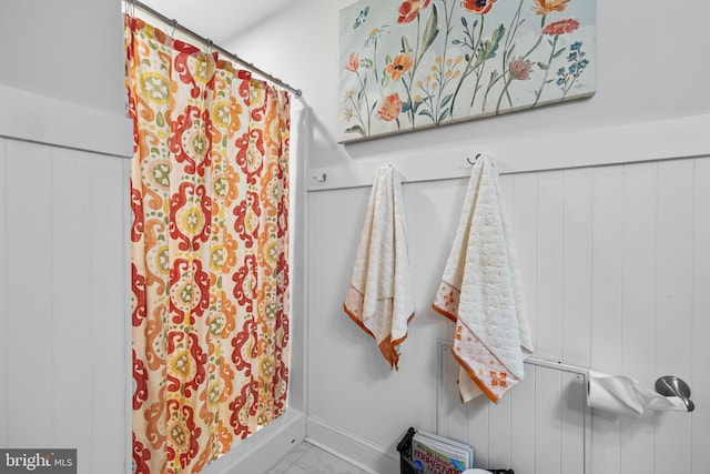 full bath featuring a shower with curtain