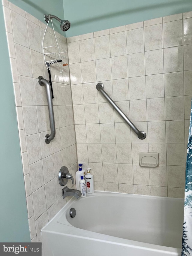 bathroom with shower / tub combo with curtain