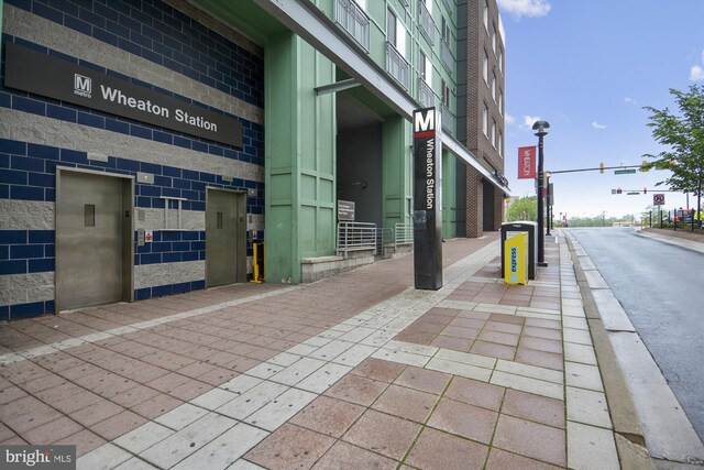 exterior space with street lights, curbs, traffic lights, and sidewalks