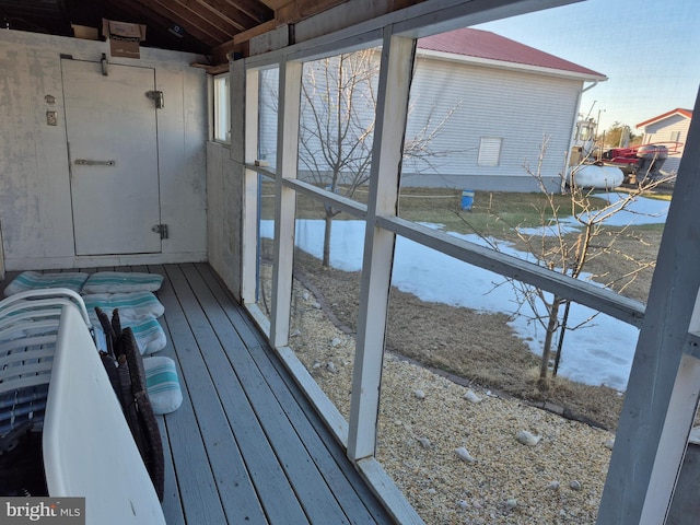 sunroom with lofted ceiling