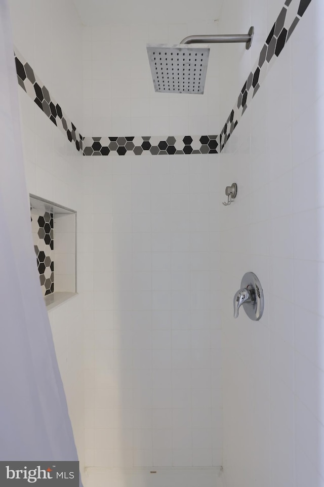 full bath featuring a tile shower