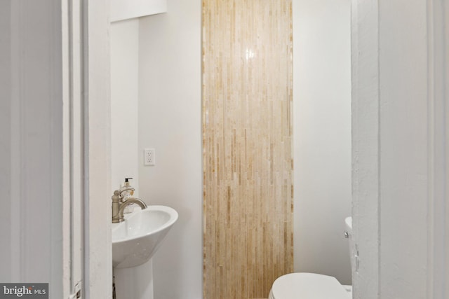 bathroom featuring toilet and sink